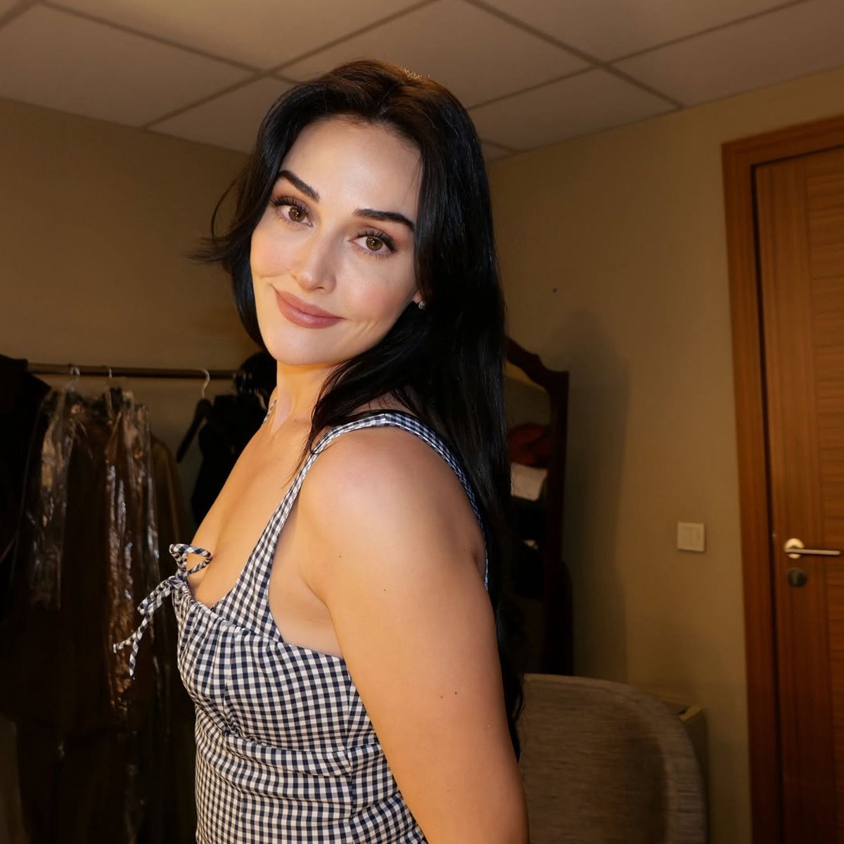 النجمة التركية إسراء بيلجيتش وتأثرها بأزياء الستينات