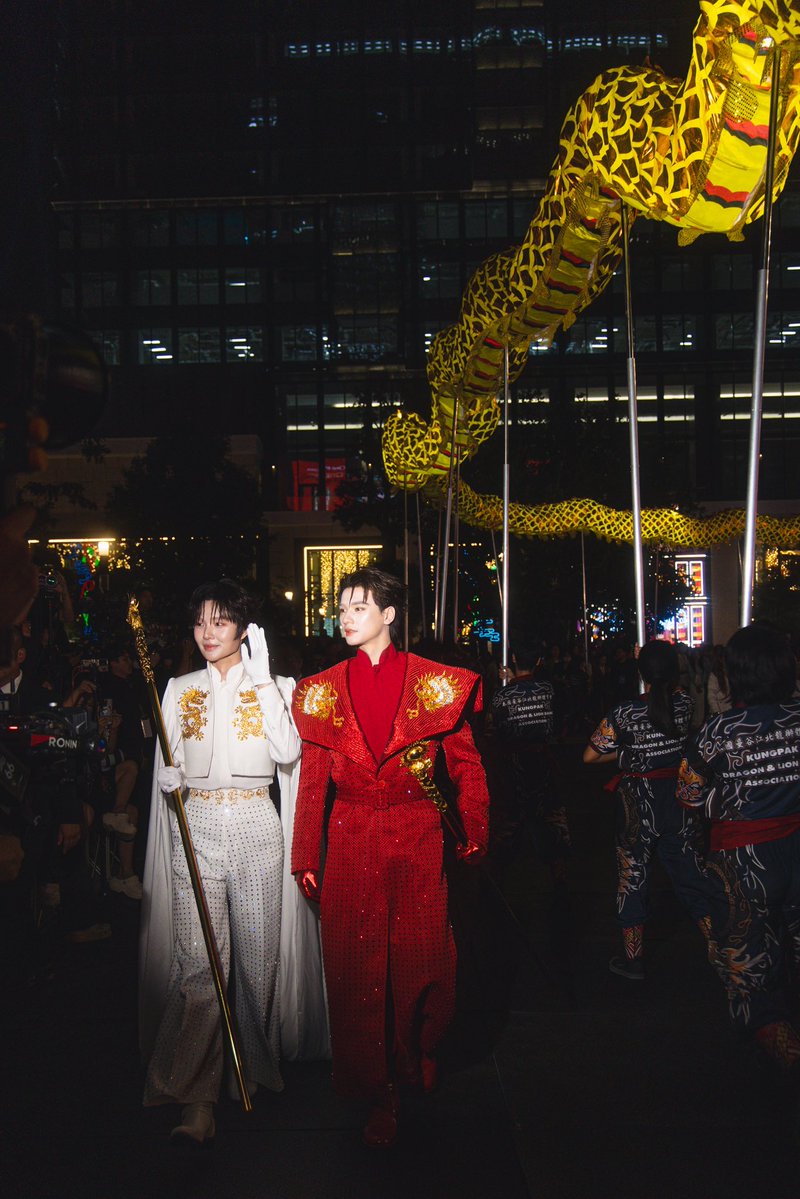 เปิดตัว “เทพสุริยัน” (เก่ง–หฤษฎ์) และ “เทพจันทรา” (น้ำปิง–นภัสกร) ที่นำทัพมังกรมงคลลงมาอวยพรผู้ชมอย่างยิ่งใหญ่ ✨🐉

พร้อมกับโชว์ “สุริยันจันทรามหามงคลทุกคืนวัน” การแสดงระบำร่วมสมัยสุดมีสไตล์ จากทีมนักแสดงนักษัตรปีมะเมีย พร้อมธงยักษ์ที่เติมพลังความมงคลให้เวทีมีชีวิต ในงาน One