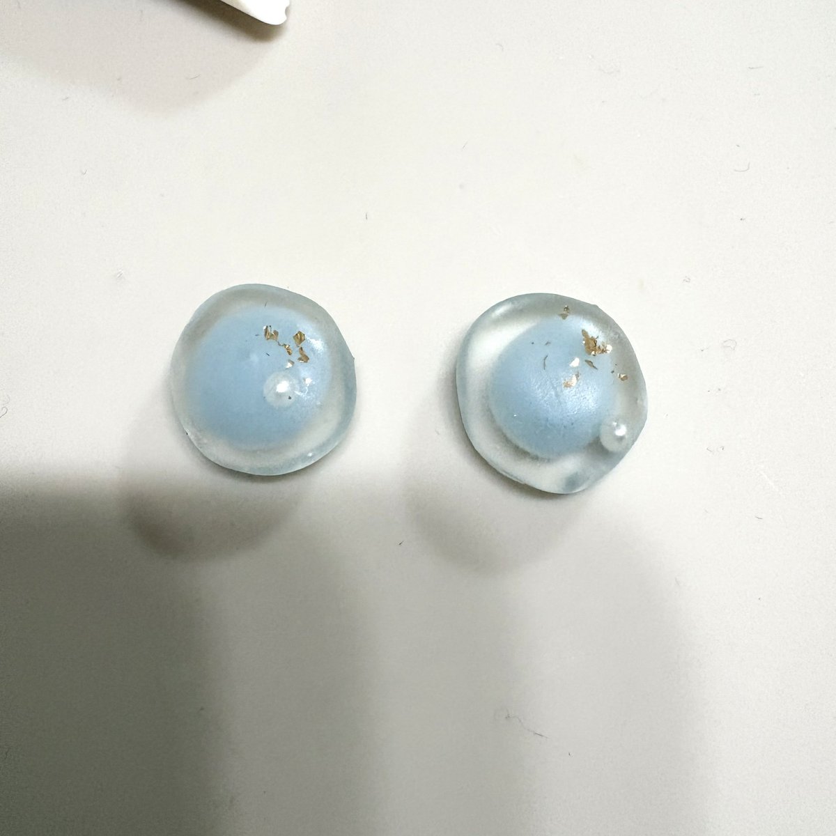 casbippa's tweet photo. 新作のピアス作るのに中の色と周りの透明の比率どっちがいいか悩んでる。
ちなみに今回のはマット加工にする予定 https://t.co/pUeNwY5XuU