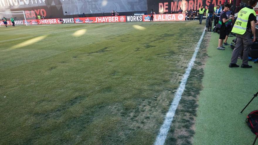 Es SORPRENDENTE ver como ahora se monta un escándalo por el estado del césped de Vallecas, cuando viendo imágenes parece el césped del Camp Nou en comparación de cuando nos obligaron a jugar hace unos meses un partido injugable donde el Barça se dejó 2 puntos... 

P.D: En la