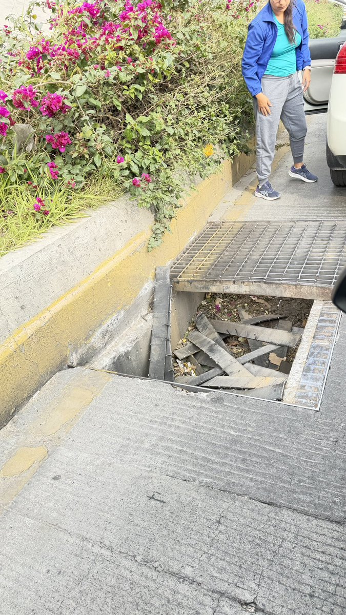 Alcantarilla abierta, salida a periférico hacia Mariano Otero, viniendo por López Mateos sentado S/N <a href="/Trafico_ZMG/">TráficoZMGuadalajara</a> <a href="/ZapopanGob/">Gobierno de Zapopan</a> <a href="/PoderAG_Zap/">Poder AG Zapopan</a> <a href="/JaliscoVial/">Policía Vial Jalisco</a> <a href="/DK_GOOS/">GooS DK..☮️....Noticias desde el Grandisimo...✌️</a> <a href="/JuanJoseFrangie/">Juan José Frangie</a> <a href="/Linea_Zapopan/">Línea 24/7 Zapopan</a>