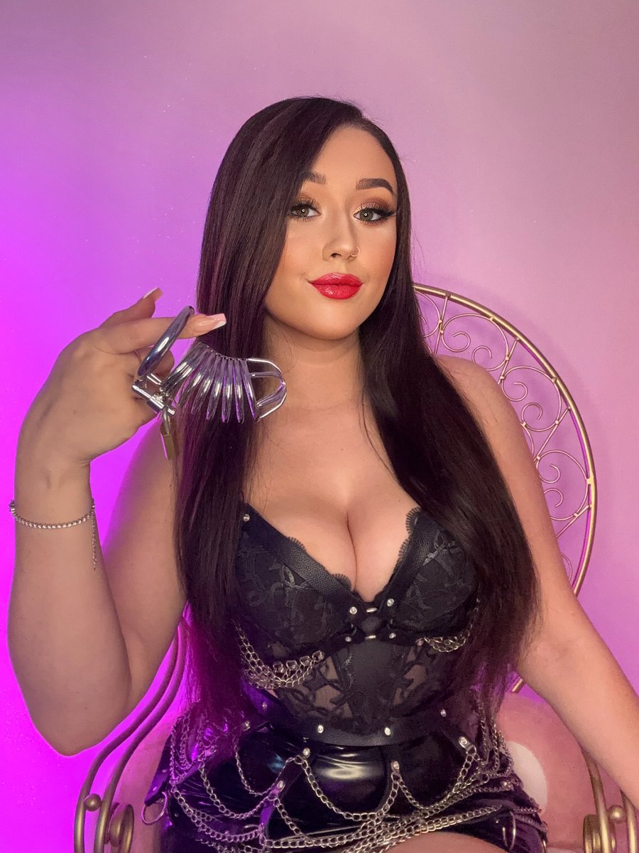 🔐 CHASTITY RT GAME 🔐 

My new toy wants a brutal sentence, so let’s give it to him! 

Each interaction = 1 day locked. 🔐 

3 comment limit! Make them degrading if you wish. 😈

1 hour. ⏰ 

Let’s go!