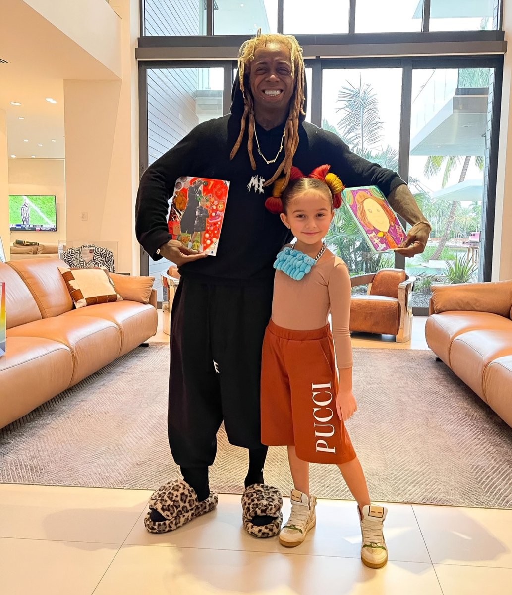 Jabz_CFC's tweet image. Lil wayne &amp;amp; his adopted daughter. After this girl gifted lil wayne her artworks that he's holding, he went to the adoption agency and said: "She's my daughter now!". Though he tried, the official adoption couldn't be finalized.
Still, he promised to always be her dad. ♥️