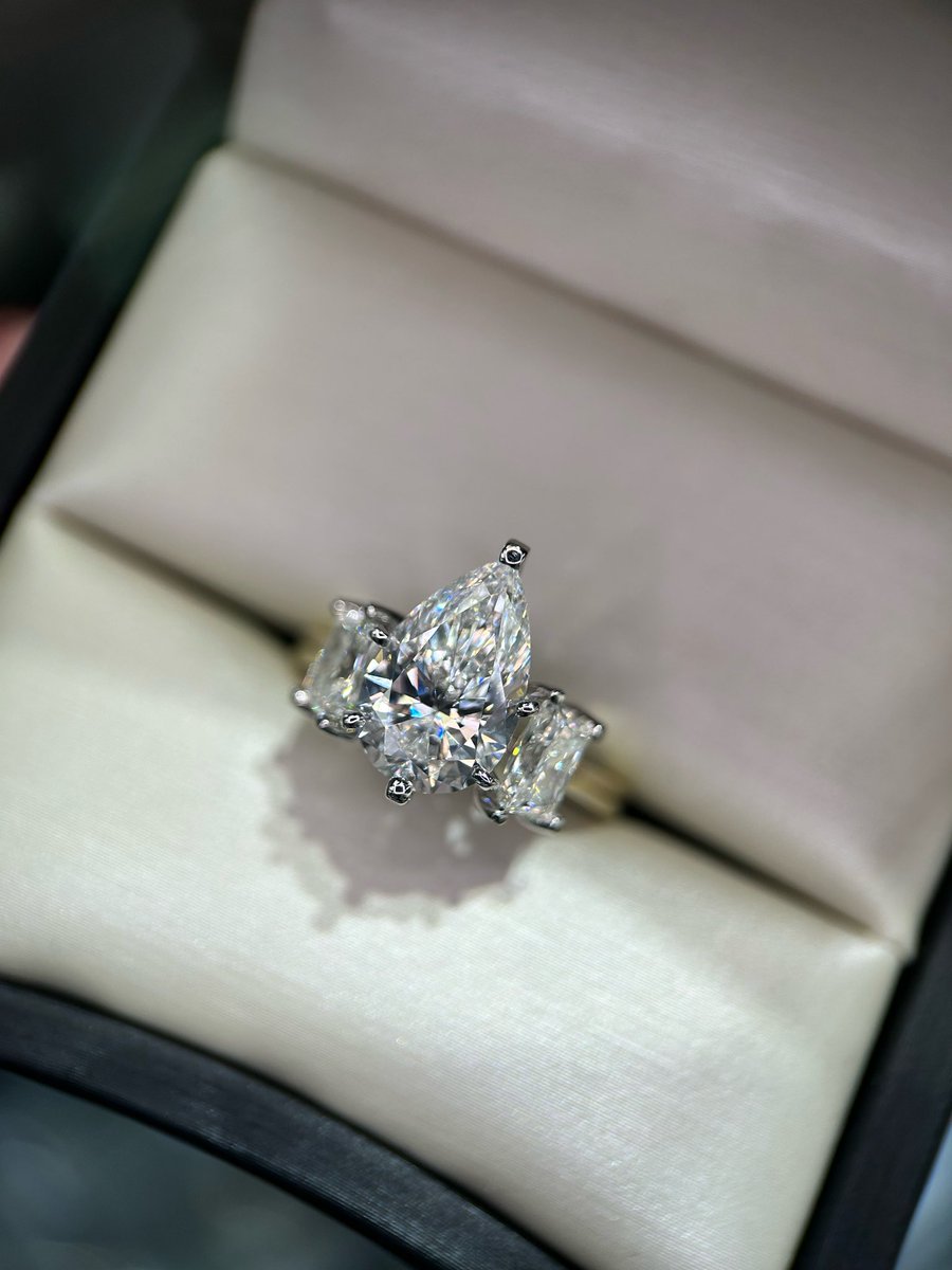 slg_diamonds's tweet photo. Unique ring alert! 3 stone engage ring with pear cut center stone will really steal the show😍💎💍 https://t.co/PnghxaoM8v