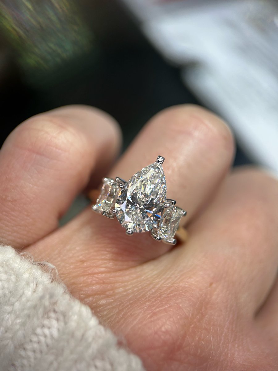 slg_diamonds's tweet photo. Unique ring alert! 3 stone engage ring with pear cut center stone will really steal the show😍💎💍 https://t.co/PnghxaoM8v