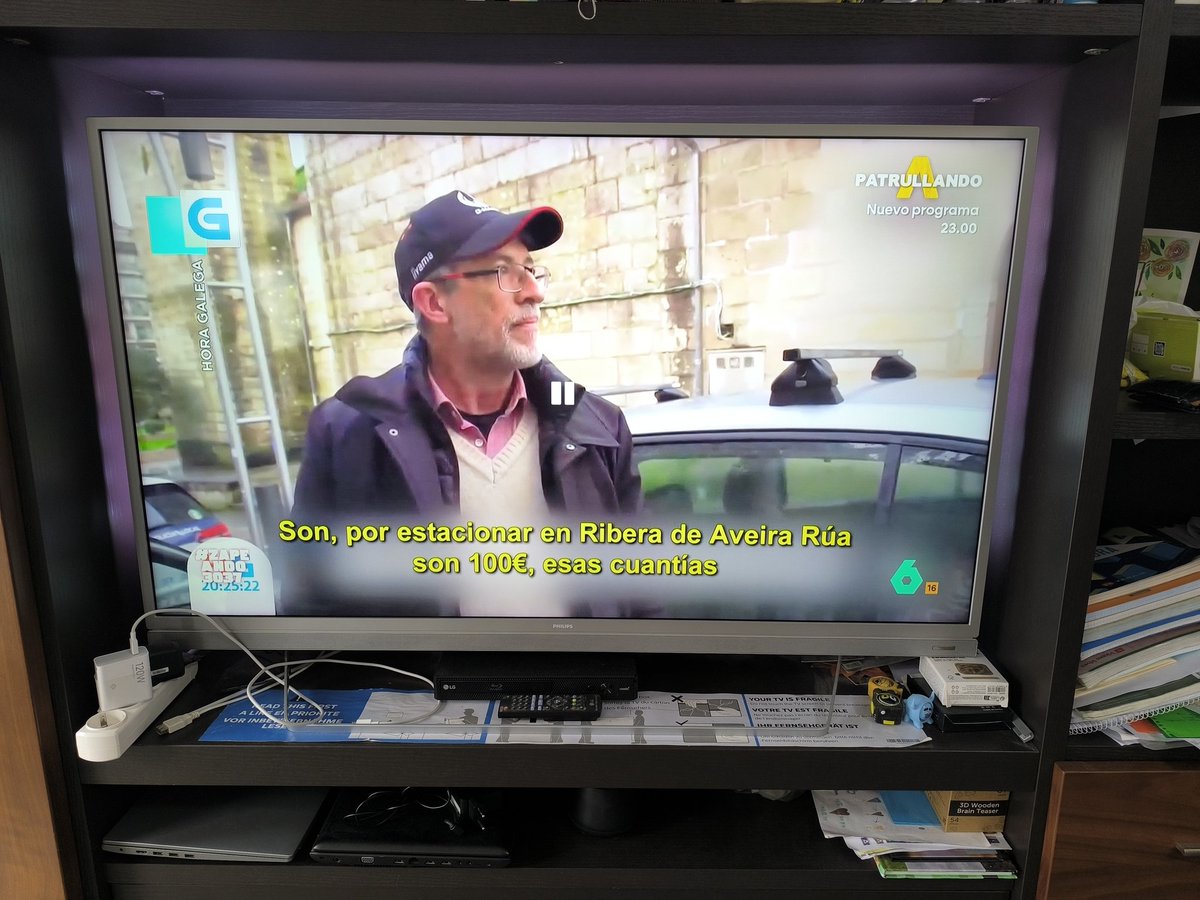 A ver <a href="/zapeandola6/">Zapeando</a> que en  Porriño no existe "Ribera de Aveira Rúa"
Palabras del agente:  " por estacionar enriba da beirarrúa son 100€"
Traduzco: por estacionar encima de la acera...