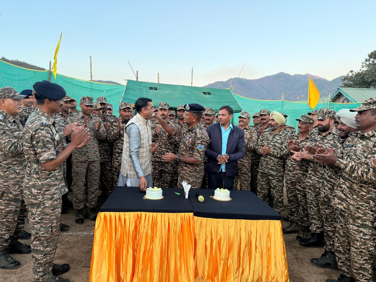 With the blessings of Comdt Sir, G/152 Bn, Khongnangpokpi, Imphal West, celebrated the birthdays of our valued comrades—

🎂 HC/GD Goutam Kumar Tyagi
🎂 Ct/GD Ashok Kumar

Wishing them happiness, good health, and success in service. 🇮🇳