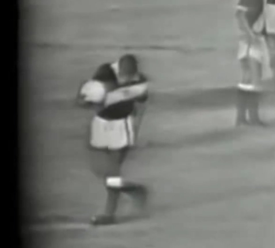 abcout's tweet image. No milésimo gol de Pelé, jogador do Vasco pisoteia a marca de pênalti. A diferença é que o Pelé era craque e fez o gol.