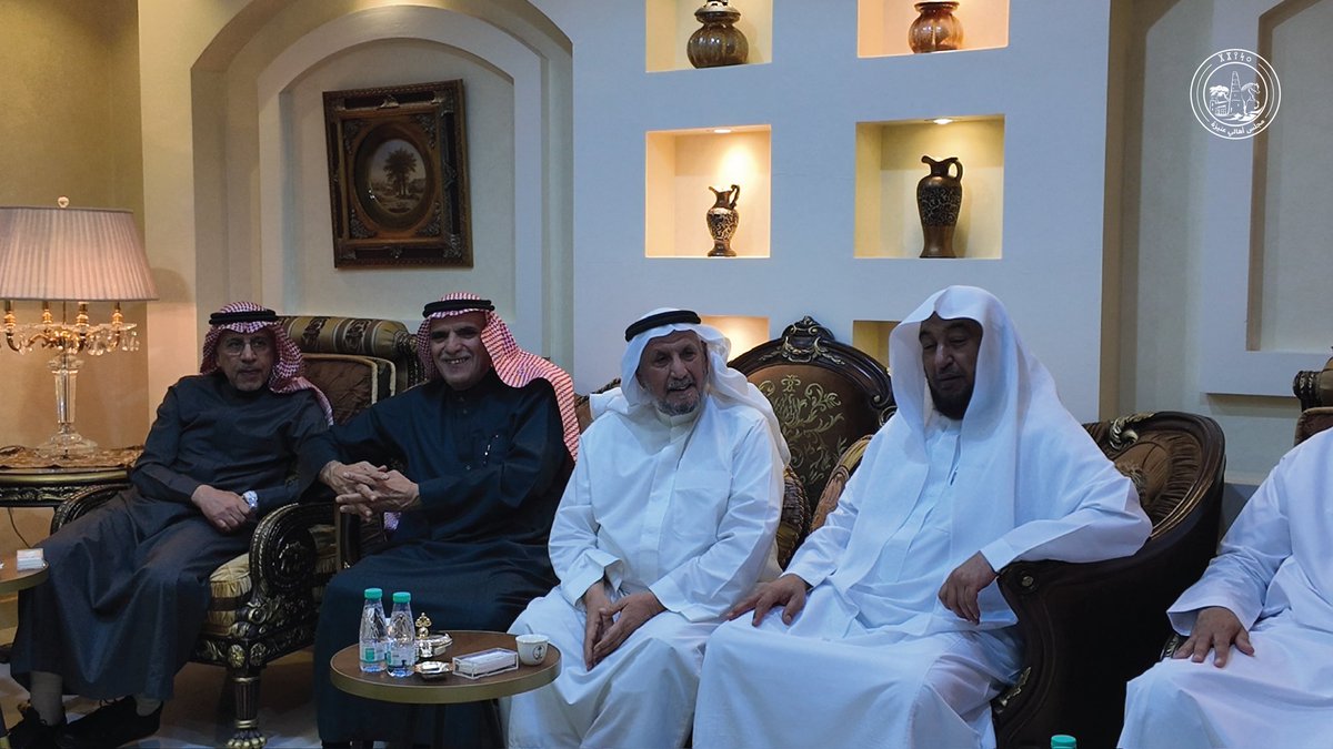 قدموا التهنئة لفضيلة الشيخ الاستاذ الدكتور سامي الصقير بهذه الثقة، متمنين له التوفيق والسداد في أداء مهامه،

اعضاء مجلس اهالي #عنيزة يقومون بزيارة لفضيلة الشيخ بمناسبة تعيينه مفوضاً للافتاء بـ #منطقة_القصيم و #منطقة_حائل .