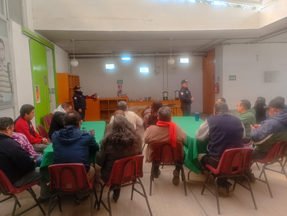 Cbt2Ixtapaluca's tweet photo. El @Cbt2Ixtapaluca  agradece al TUM Ricardo Villanueva y al Bombero Oscar Tello, pertenecienes a Protección Civil y Bomberos de Ixtapaluca por la capacitación en primeros auxulios a la comunidad docente. @DBT_Edomex https://t.co/pHp0Ee0CML