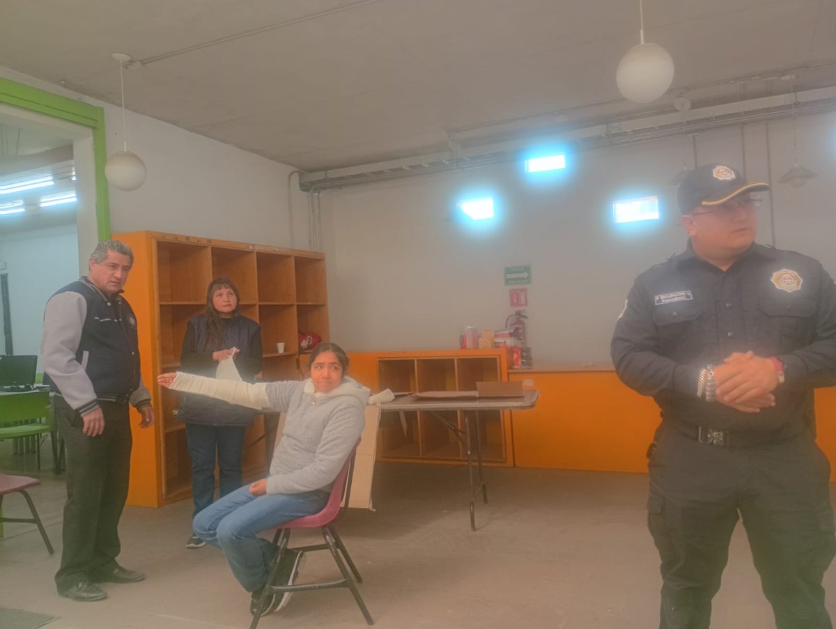 Cbt2Ixtapaluca's tweet photo. El @Cbt2Ixtapaluca  agradece al TUM Ricardo Villanueva y al Bombero Oscar Tello, pertenecienes a Protección Civil y Bomberos de Ixtapaluca por la capacitación en primeros auxulios a la comunidad docente. @DBT_Edomex https://t.co/pHp0Ee0CML