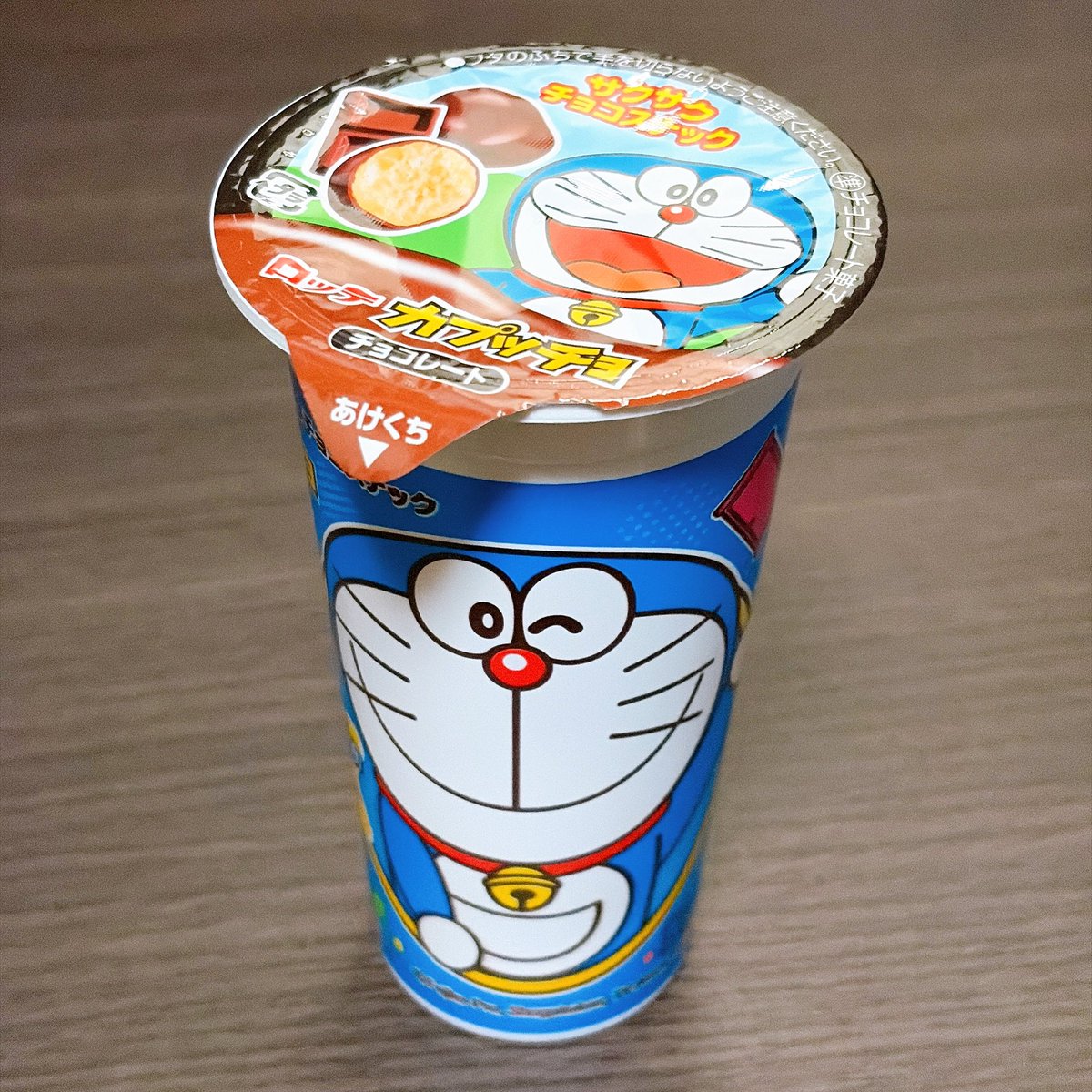 めちゃくちゃ美味しいってわけでもないんだけど、昔からふと思い出しては買っちゃう。
そしていつもシールをどうしようかと悩む。 