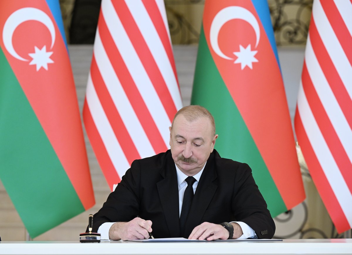Prezident İlham Əliyev və Amerika Birləşmiş Ştatlarının Vitse-prezidenti Ceyms Devid Vens “Azərbaycan Respublikası Hökuməti ilə Amerika Birləşmiş Ştatları Hökuməti arasında Strateji Tərəfdaşlıq Xartiyası”nı imzalayıblar.

president.az/az/articles/vi…