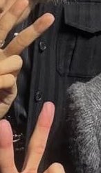 안에 검정셔츠인 것 같은데
기가막히게 다 가려져서 안 보여요
제발 셀카 좀 주세여