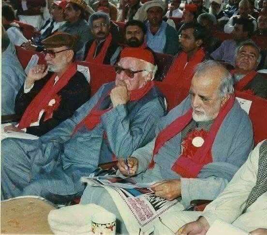 KhattakAimal's tweet photo. خدايه! سپرلے کړې چې دا سرې وېنې ګلونه شي بيا
د خوېندو مېندو لـــــــــــوپټې سرۀ نشانونه شي بيا
#اجمل_خټک
#RememberingAjmalKhattak ( selection from social media) https://t.co/MFITgA4TwX
