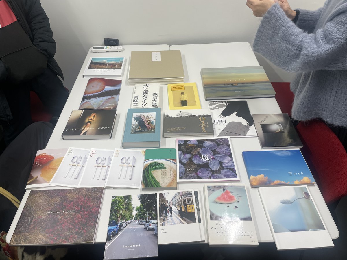 【募集】2月 写真集を読む会
写真集を1人3冊ぐらい持ち寄ってシェアする会の募集です📚

日時: 2/28（土） 17:00-19:00
場所: 渋谷スペース（渋谷 さくら坂周辺）
参加費: 400円ぐらい（場所レンタル代）
参加方法: リプ or DMで参加コメント
※10名ほどで締切ります

#PhotoBookSpace ←使ってね