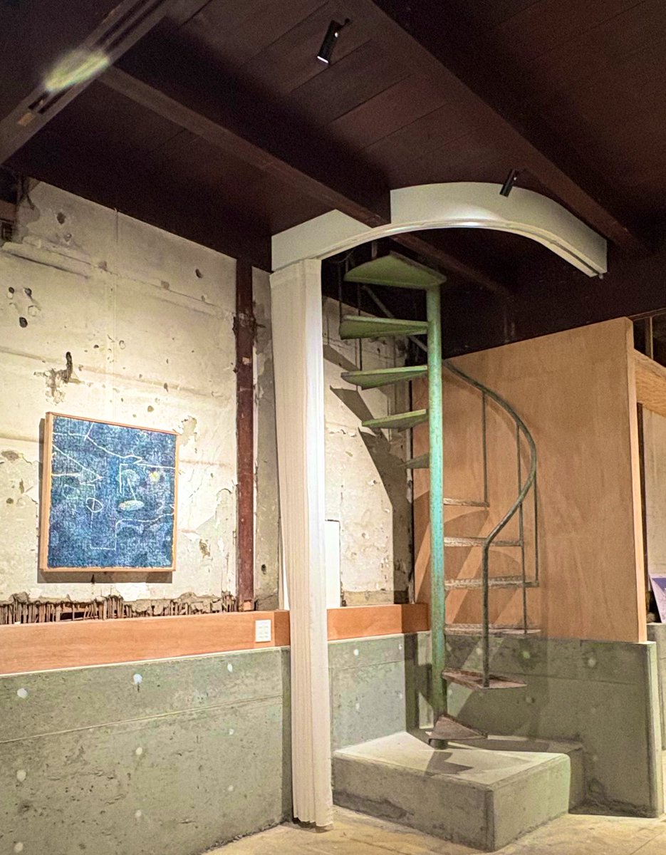 #見た人もなにか無言で階段をあげる