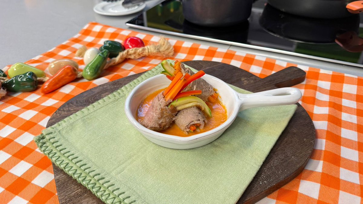 ¡Chavi, vayan prendiendo la estufa que este #BelleZone ya va comenzando! Hoy cocinamos: rollitos de carne y verdura 😮‍💨