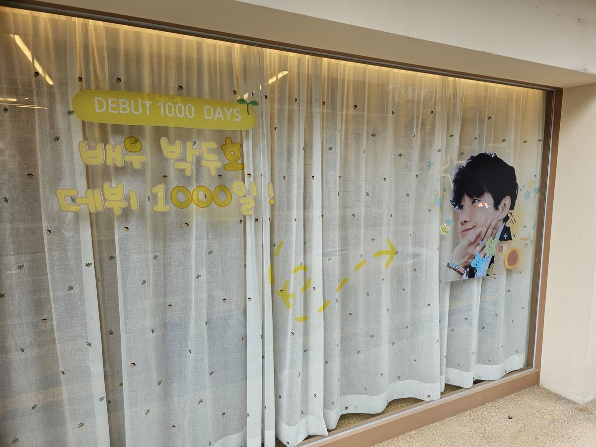 musicalboyks's tweet photo. #호두주의보
#두호의_1000번째_페이지
꺅 다녀와찌! 나 선착특전도 받아써 히힣
호두 쿠키 귀여워서 충동구매 옴뇸뇸
노랑노랑해서 넘무 예뻐!!!!
창문에 붙은 스티커(?들 너무 귀여워잇 찰떡임🫶
오늘 또 놀러갈테야 히��😆 https://t.co/DFVo3NavGN