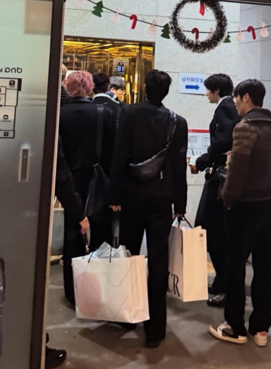 ก็ว่า คนนี้ปะที่ถือถุงช้อปปิ้งให้อะ