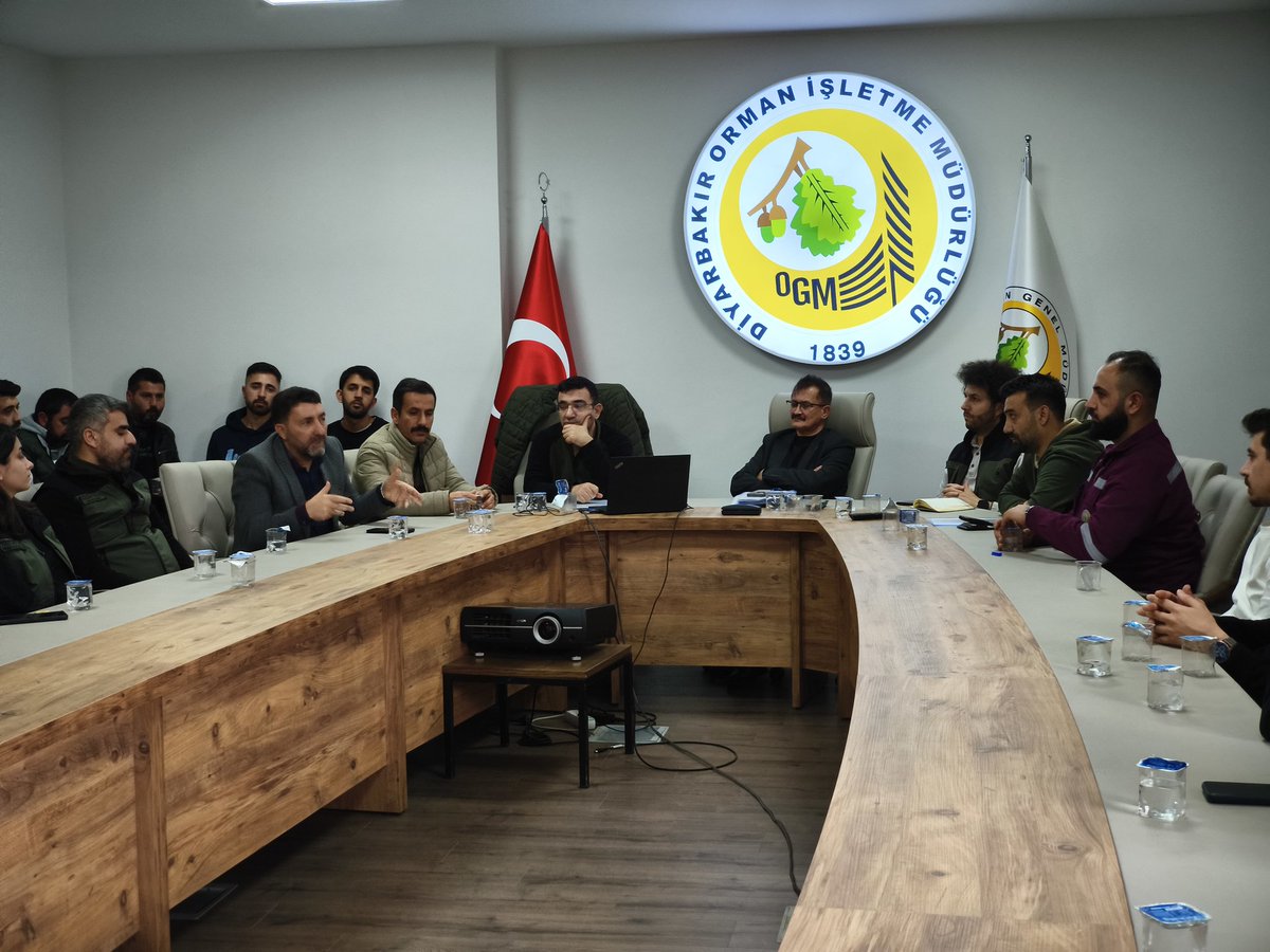 Makina ikmal Şube Müdürü Cemal EVRİN tarafından İşletme Müdürlüğümüz ve Orman Fidanlık Müdürüğün'de kullanılan araçlarla ilgili  işçi ve Şoförlere eğitim verildi. 
     Eğitime işletme Müdürümüz Davut AYZİT , Müdür yardımcımız Mazlum AKDEMİR  ve işletme Şefleri katıldı.