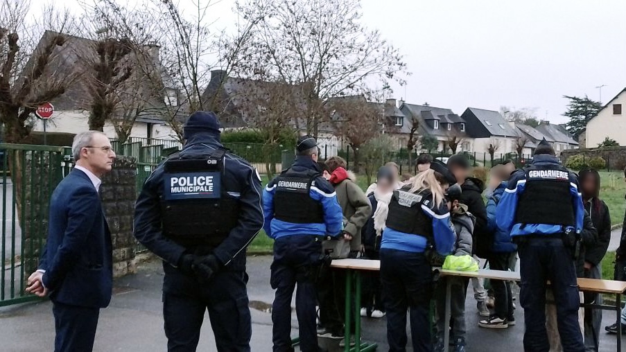 Image de Préfet de Bretagne et d'Ille-et-Vilaine - #Sécurité | 🏫 À Liffré, opération de prévention et de contrôle de la Gendarmerie d'Ille-et-Vilaine 