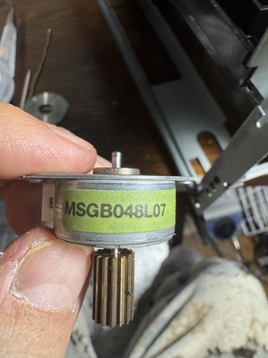 よし、モーターとれた。右のにかえてなんとかなってくらればいいが