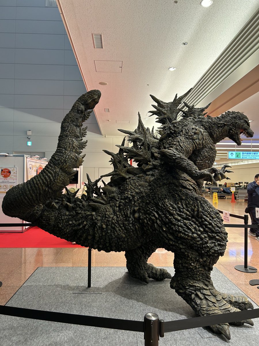 流石にやること無さすぎて、ターミナルふらふらしてたら、ゴッジラさんがいた。
かっこいいね、かっこいいね。