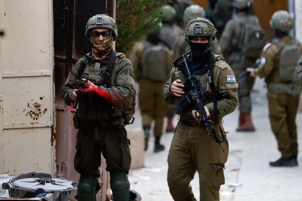 🔹 ئەرتەشی ئیسرائیل ئەندامێکی باڵای گرووپی "الجماعه الاسلامیه"ی دەسبەسەر کرد

ئەرتشی ئیسرائیل لە بەیاننامەیەکدا دەسبەسەرکردنی ئەندامێکی باڵای گرووپی ئیسلامیی "الجماعه الاسلامیه"ی لە ئۆپەراسیۆنێکی شەوانەدا لە باکووری لوبنانی ڕاگەیاندووە.

بەپێی ڕاگەیەندراوەکە، سەربازانی هێزی  ٢١٠