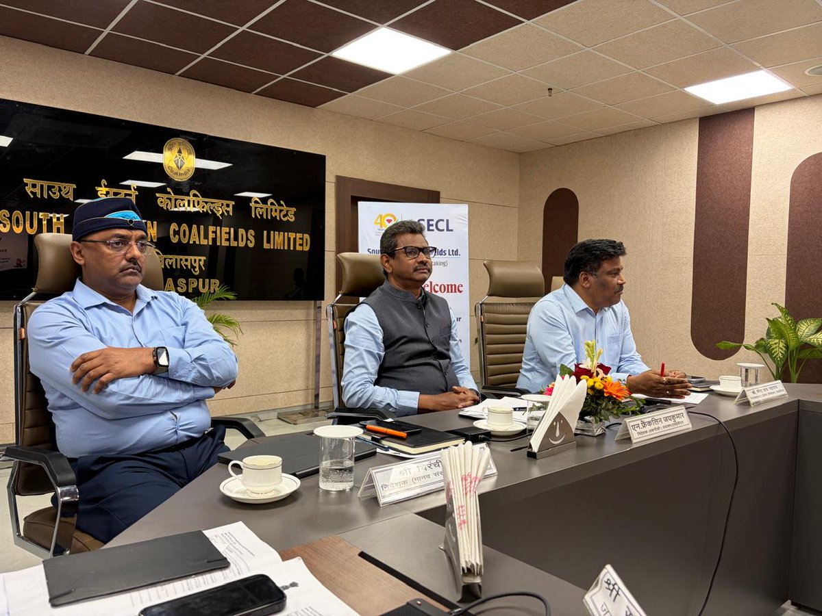 PIBGangtok's tweet photo. PIB media team from Sikkim visits SECL HQ at Bilaspur and interacted with the Directors and other senior officials .
@secl_cil https://t.co/WVxKCF7L7v