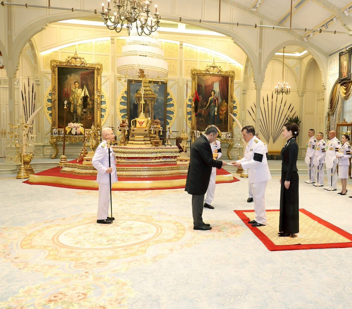 PingAng7822's tweet image. วันนี้ (๑๐ กุมภาพันธ์ ๒๕๖๙) เวลา ๑๗.๑๗ น.
พระบาทสมเด็จพระเจ้าอยู่หัว และสมเด็จพระนางเจ้า ฯ พระบรมราชินี เสด็จออก ณ พระที่นั่งอัมพรสถาน พระราชวังดุสิต พระราชทานพระบรมราชวโรกาสให้ นายวาเฮ  เกวอร์เกียน (Mr. Vahe  Gevorgyan) ซึ่งมีถิ่นพำนักอยู่ที่กรุงปักกิ่ง สาธารณรัฐประชาชนจีน…