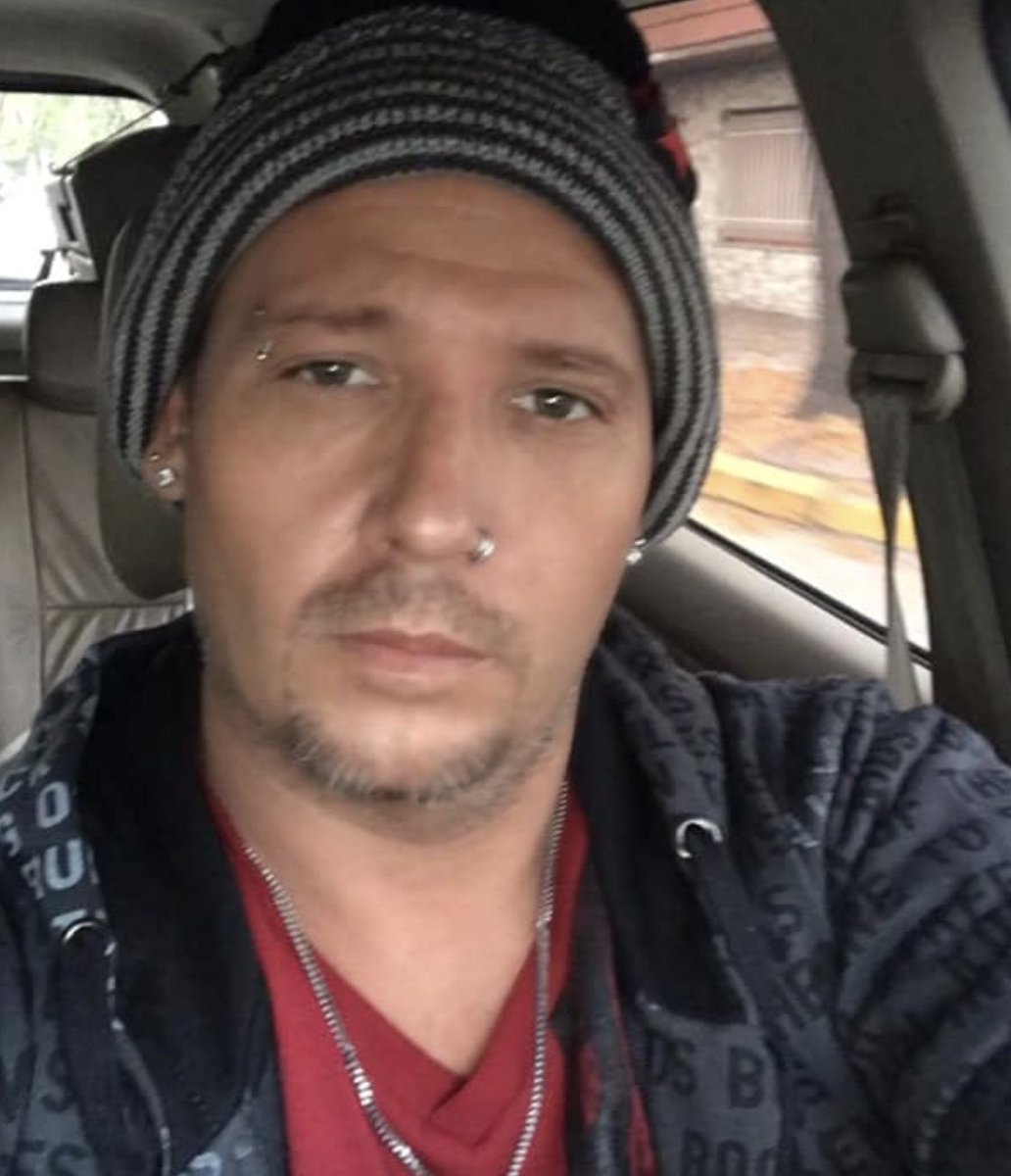 blackie_just's tweet image. Si por casualidad tienen que comprar pinotea, NO lo hagan en @MundoTea que queda en la calle Velez Sarsfield 777. El dueño, Javier Gastón Casal, nos dio mil vueltas para finalmente no entregarnos la mercadería. Por el momento el "local" permanece cerrado. Por favor RT y difundir.