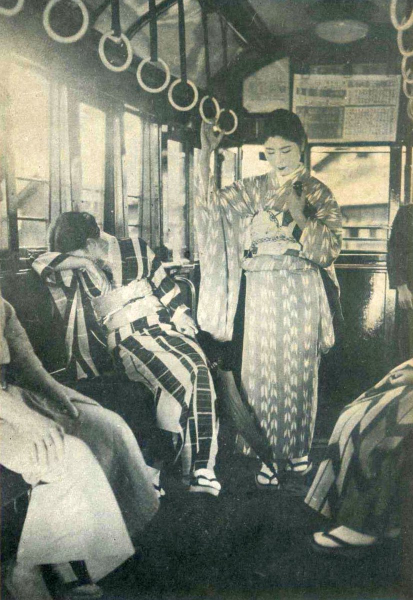 5Te6IA0NzW6JEYj's tweet image. ちなみにこれは昭和6年（1931年）の電車の中の様子です。ご婦人が上手い具合に窓枠に肘を乗せて寝ています。