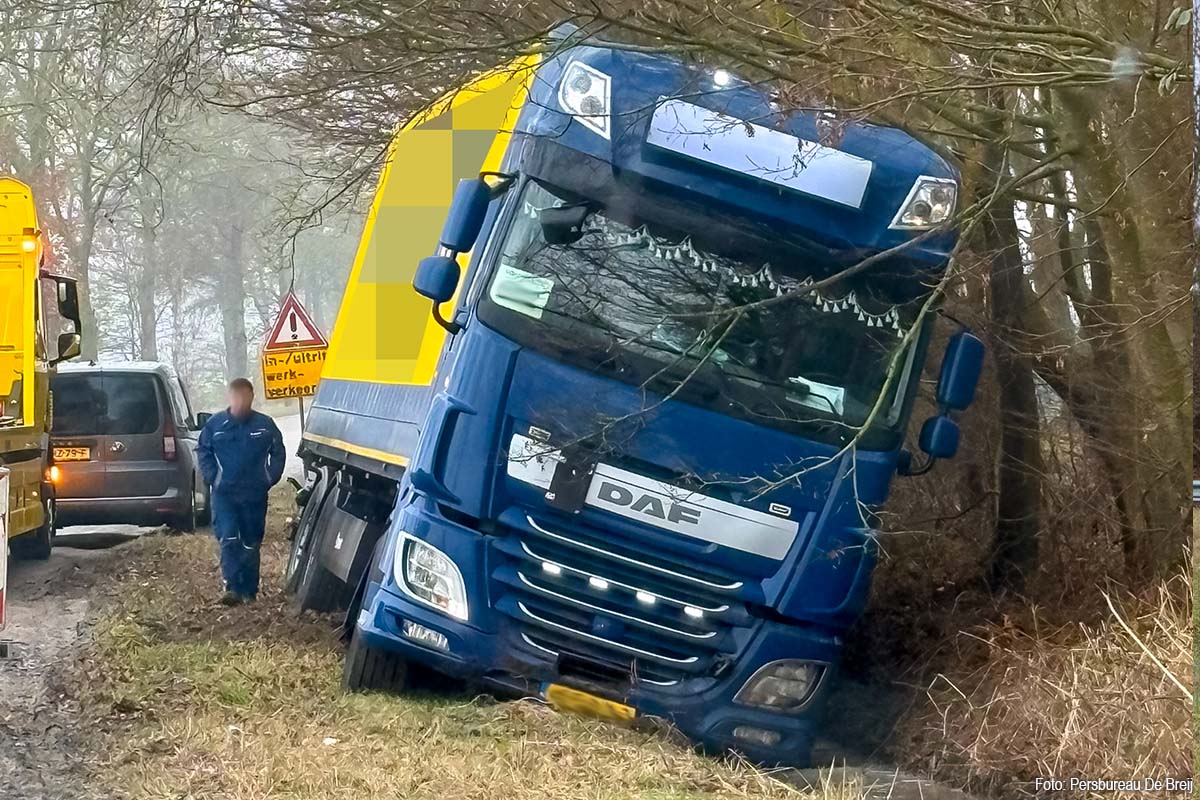 Vrachtwagen belandt in sloot langs IJsseldijk