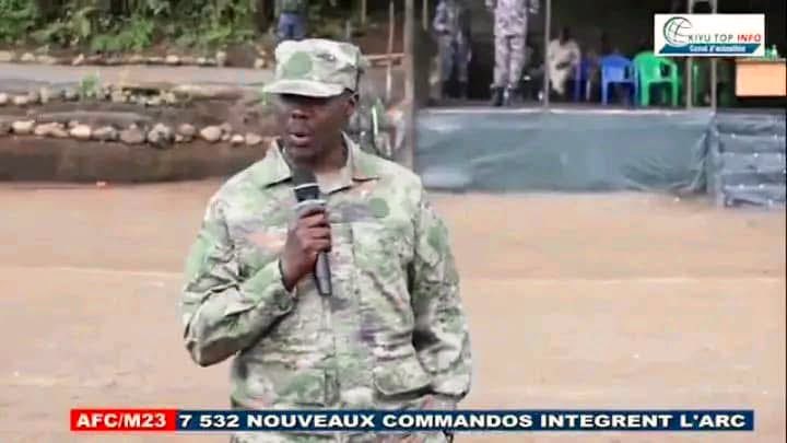 MaishaRdc's tweet photo. #EST_RDC_GL: 

Après la présentation de plus de 7000 nouveaux éléments “commandos” par la rébellion de l’AFC-M23 dans son centre de formation de Rutshuru, des critiques émanant de cercles proches du pouvoir à Kinshasa ont rapidement émergé.

Ces critiques accusent ces nouveaux recrus d’être, pour l’essentiel, des militaires des RDF déguisés en combattants du M23, cherchant ainsi à contourner les exigences de retrait liées aux mesures défensives.

Cette lecture, largement relayée dans la communication politique congolaise, tend à nier la dynamique interne et externe de mobilisation de cette rébellion depuis le CNDP.

Ce que Kinshasa omet volontairement, c’est que plus le dialogue avec la rébellion tarde, plus l’AFC-M23 renforce ses capacités de recrutement local, au niveau régional et international, à travers des campagnes de mobilisation multiples et continues.

Dès la prise de Goma, l’AFC-M23 avait mis en place un service spécifique chargé des mobilisations et du recrutement, dédié à l’encadrement des nouvelles adhésions, tant politiques que militaires. Ce service est hautement surveillé et strictement contrôlé par le Général-Major et ChefEM Sultani Makenga, qui privilégie une logique d’adhésion volontaire et structurée, plutôt qu’un enrôlement anarchique.

Le recrutement et la formation sont ainsi institutionnalisés, encadrés et directement pris en charge par l’AFC-M23, ce qui renforce la cohérence et la discipline interne du mouvement.

À la prise de Goma et de Bukavu, un phénomène déterminant s’est accentué. 

De nombreux jeunes tutsis congolais réfugiés, qui hésitaient jusque-là à rejoindre la rébellion, ont manifesté une adhésion massive et enthousiaste au sein de la branche politique, plus dans les formations militaires à Rumangabo et Tchanzu.

Ces jeunes réfugiés, éparpillés dans l’ensemble de la région des Grands Lacs, disposent de compétences avancées en nouvelles technologies, de formations militaires acquises dans les pays d’exil, dans la région des grands-lacs, en Europe, aux USA et au Canada. 

Plusieurs ont intégré le M23 via des formations de remise à niveau militaire, adaptées aux exigences opérationnelles du terrain.

Parmi ces recrus figurent des jeunes intellectuels tutsis congolais, réfugiés depuis 30 ans, dont certains jouent aujourd’hui un rôle clé dans  la coordination de drones d’attaque, la planification et l’exécution d’opérations contre des positions adverses ( Fdlr, Fardc, wazalendo, mercenaires et forces armées Burundaises).

Il est également établi que certains d’entre eux sont diplômés en ingénierie NTIC, et ont travaillé sous contrat dans  des ministères de la Défense, ou des services de renseignement de leurs pays d’exil, même au sein des missions de l'ONU, en Afghanistan, Irak,...en Afrique au compte  leurs pays d'exil.

La prise de Goma a constitué pour ces profils un déclencheur politique et psychologique, les poussant à rejoindre la rébellion avec une détermination claire et assumée par des mobilisations qui se font en lignes, et dans leurs pays d'exil par des personnes nommées par le mouvement du M23.

L’AFC-M23 ne repose pas uniquement sur des jeunes combattants. 

Le mouvement intègre également  des cadres âgés de 50 à 55 ans, parfois des militaires retraités, ayant bénéficié de formations militaires terrestres, navales, aériennes de haut niveau, et qui ont des spécialités dans des domaines militaires différents ( y compris les renseignements militaires ).

Ces profils expérimentés jouent un rôle central dans la transmission du savoir militaire, l’encadrement tactique et la professionnalisation des nouvelles recrues à Tchanzu et Rumangabo.

Cette combinaison jeunesse,  expertise, et  technologie constitue l’un des piliers de la transformation du M23 en une force à caractère quasi professionnel dans le commandement des opérations militaires sur le terrain contre les forces gouvernementales et leurs alliés.

1n 

@_AfricanUnion @US_SrAdvisorAF @francediplo