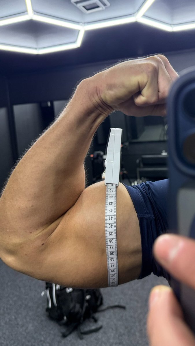 Biceps are closing in on 18 inches ☺️💪🏼🦍