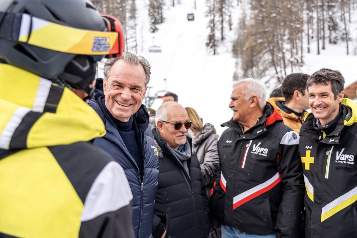 RenaudMuselier's tweet photo. À Vars :
✅ Un nouvel télésiège 
✅ Des pistes sécurisées
✅ La Piscine des Claux modernisée
✅ Des espaces neufs pour l'office de tourisme et la société des remontées mécaniques

Des infrastructures durables, qui iront au-delà de 2030 et qui diversifient notre offre touristique. https://t.co/NCWC01r6Mz