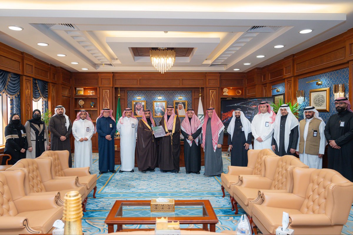 kkucommunity's tweet photo. تسلم معالي رئيس #جامعة_الملك_خالد أ.د.فالح بن رجاء الله السلمي، اليوم، التقرير السنوي لوكالة الجامعة للشؤون الإدارية لعام 2025م، وعبر معاليه عن شكره لوكيل الجامعة للشؤون الإدارية أ.د.محمد بن حامد البحيري وفريق الوكالة على الجهود المبذولة.. https://t.co/0KyDk40xbM