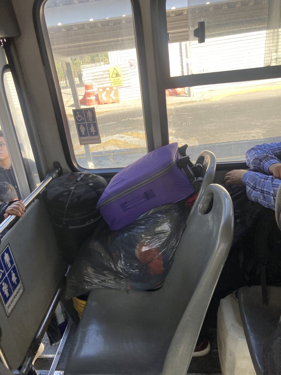 rapunkzelrockon's tweet photo. @LaSEMOVI es en serio? El corredor #atrolsa Palmas cobra con efectivo cuando le da la gana, tarda hasta 30 mins y encima se creen dueños de los asientos. MEJOREN ESTE SERVICIO QUE ES DE LOS MAS CAROS EN CDMX @VILLALVAZO13  @C5_CDMX @AlcaldiaMHmx https://t.co/ehVYKKcoh7