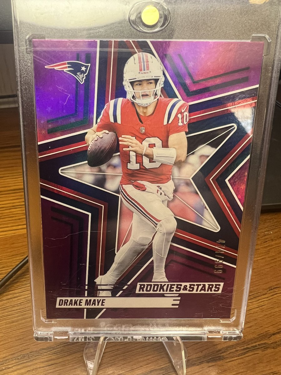 Tigerchases's tweet image. Drake Maye /999 👀🔥

Rookies &amp;amp; Stars numbered rookie. 

Before I throw it up or lock in a price

Any OBOs out there? 💰

#DrakeMaye #NFL #RookieCard #RookiesAndStars #FootballCards #TheHobby #SportsCards #CardCollectors #CardTwitter #QB1 #Panini #Breaks #BuySellTrade #Football