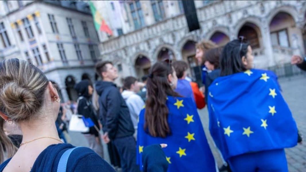 Ja sam evropski patriota - tamo su moja deca!

Moja deca su tamo. U gradovima čija imena nekad nisam znao izgovoriti, a danas ih izgovaram kao molitvu. Tamo su njihovi poslovi, njihovi snovi, njihovi umori i male pobede koje mi prepričavaju preko ekrana. Tamo grade život koji