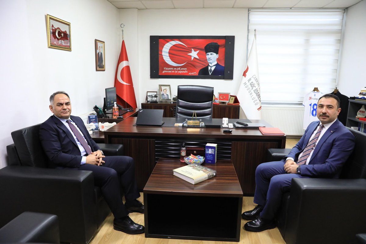 CankiriValiligi's tweet photo. Valimiz Sn. Hüseyin Çakırtaş, Çankırı Göç İdaresi Müdürü Sn. Osman Karaca’yı ziyaret etti.

Müdürlüğü gezerek personellerle tanışan Sn. Valimiz, kurum çalışmaları hakkında detaylı bilgi aldı. https://t.co/7i7XZ7dMFD