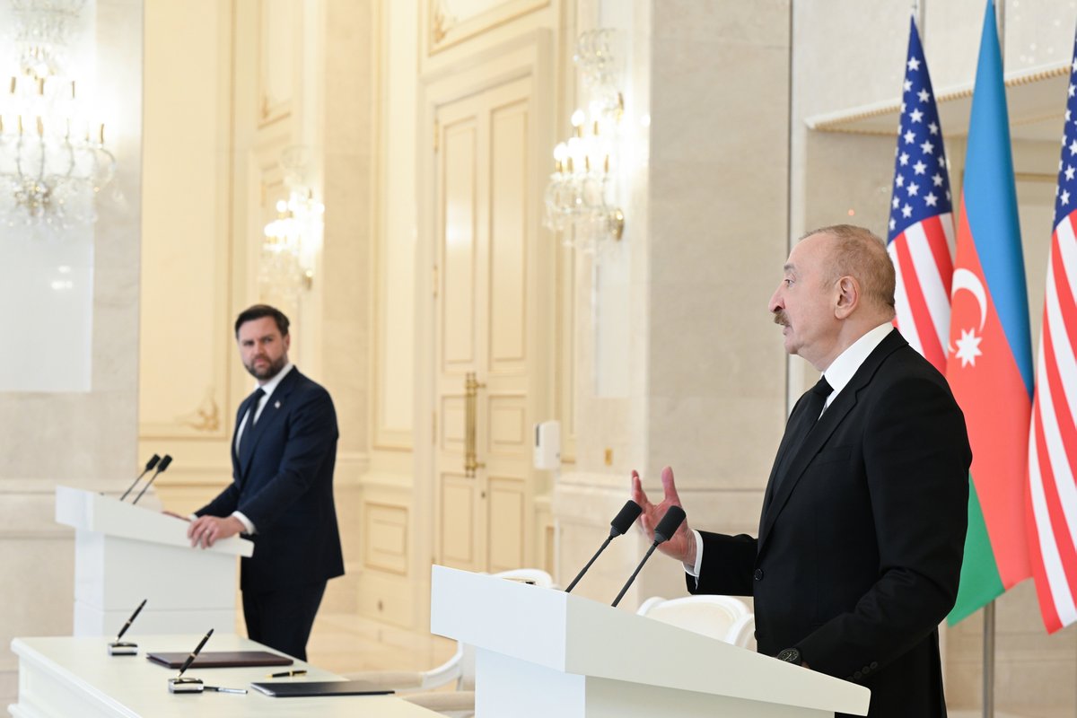 azpresident's tweet photo. Prezident İlham Əliyev və ABŞ-ın Vitse-prezidenti Ceyms Devid Vens mətbuata bəyanatlarla çıxış ediblər.

https://t.co/H3YP6nBQ01 https://t.co/VKQ246u7Jp