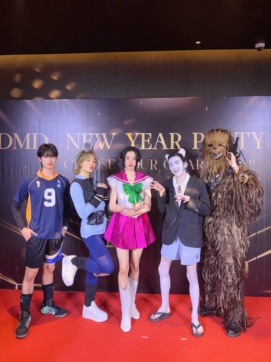 DomundiTV's tweet image. ขอนำตัวแทนจากบ้านดูมันดิมาสวัสดีปีใหม่ย้อนหลังทุกคนอีกครั้งนะคะ  🥳🥸🎉 

DMD UP TO U PARTY 2026
#DMDNEWYEARPARTY2026