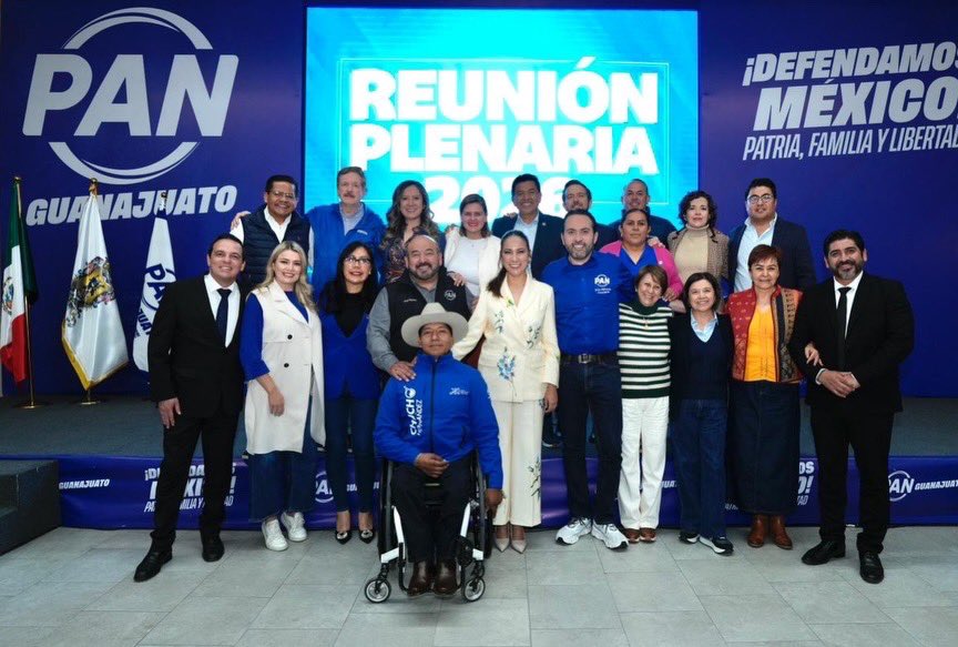 💙 👨‍👩‍👧‍👦 💬 ¡Seguimos trabajando con responsabilidad y unidad! En la reunión plenaria de las y los <a href="/diputadospangto/">Grupo Parlamentario del PAN</a> contamos con el respaldo de nuestra gobernadora <a href="/libiadennise/">Libia Dennise</a>. 

Así fortalecemos el compromiso de seguir entregando resultados para ti y tu familia.

#DiputadaAmiga