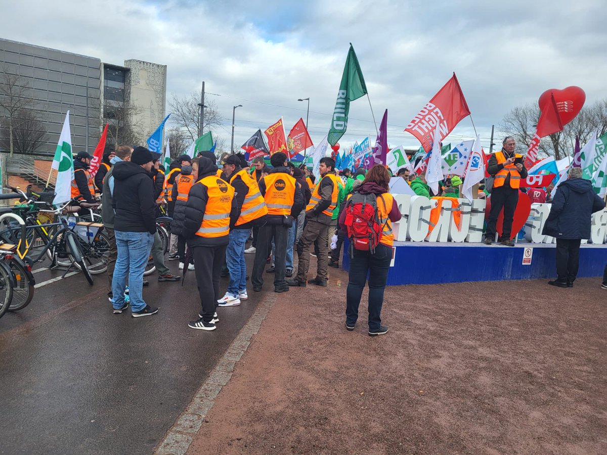 CFDT_FGTE's tweet photo. [REGULATION DE LA SOUS-TRAITANCE EN🇪🇺]
La #CFDT @CFDT_FGTE #FNCBCFDT @CFDT_AgriAgro est présente en force devant le Parlement🇪🇺 à Strasbourg avec @ETF_Europe #EFFAT @EFBWW_Union ce 10/2.
✋au dumping social par la sous-traitance❗️
✋à l’exploitation du travail en🇪🇺❗️ https://t.co/8Gp6TqXgwA