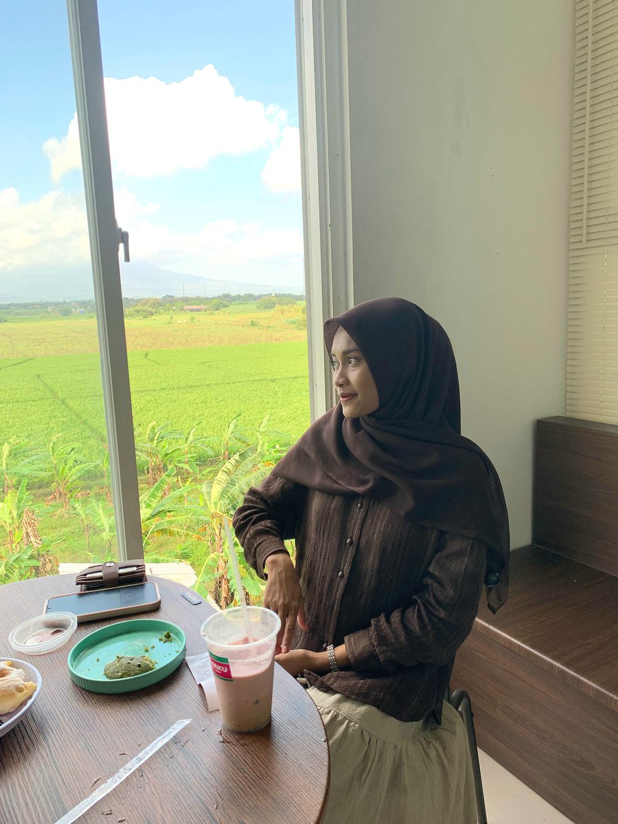devisilvia55381's tweet photo. Ya allah pengen cantikk, ya allah pengen putih, ya allah pengen pintar, ya allah pengen kaya, se ga bersyukur itu aku 😔 https://t.co/kSWdG9fe73