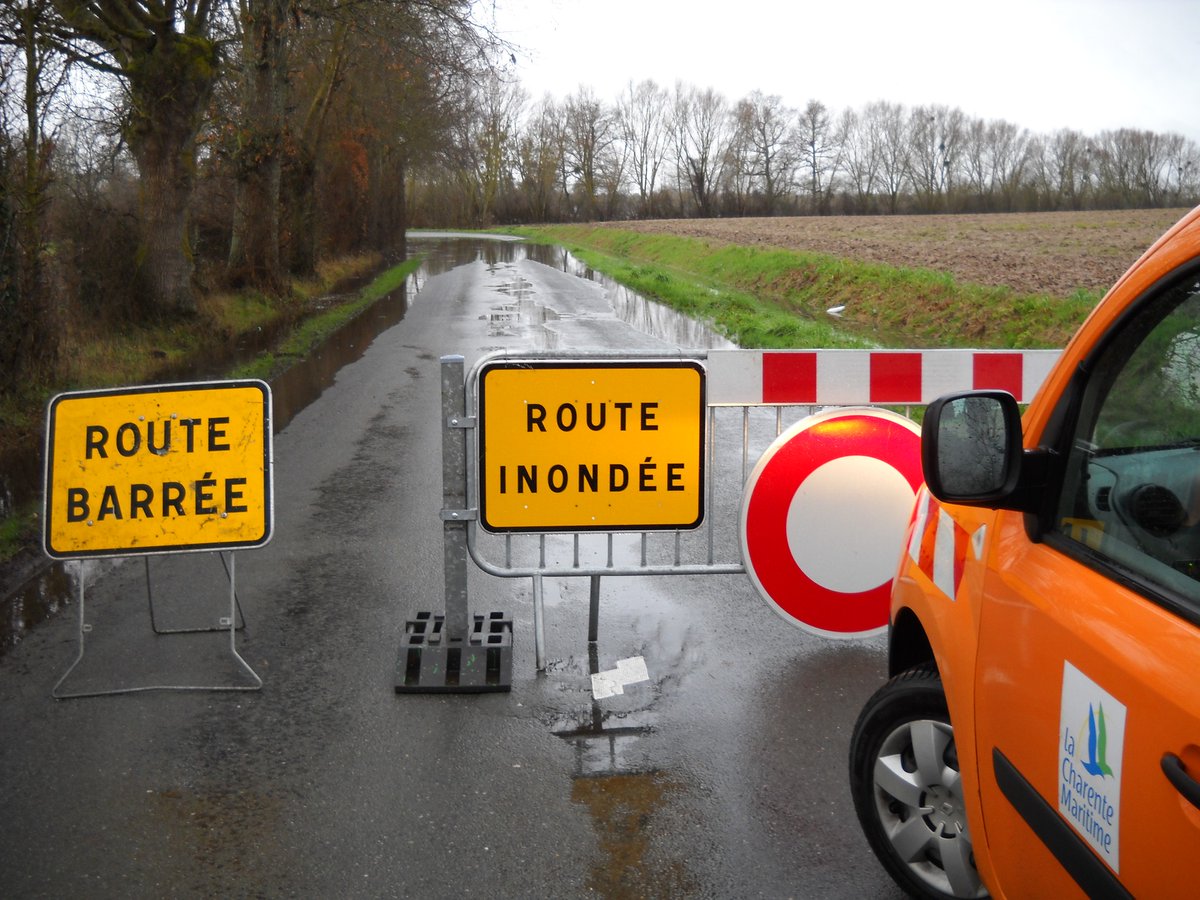 🌧️🟠 Vigilance orange crues en Charente-Maritime ce mardi 10 février.

Plusieurs routes départementales sont inondées et fermées.

👉Adaptez vos déplacements et soyez prudents.

🔎Suivez l’évolution : la.charente-maritime.fr/actualites/int…

<a href="/WazeChteMaritim/">WazeCharenteMaritime</a> <a href="/infotrafic17/">Info Trafic 17</a>