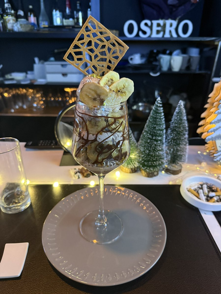 MatugeYuta's tweet photo. 酒飲みながら
タバコ吸いながら
パフェ食いながら
コーヒー飲める
最強の店あった https://t.co/AW7BqEHUeD