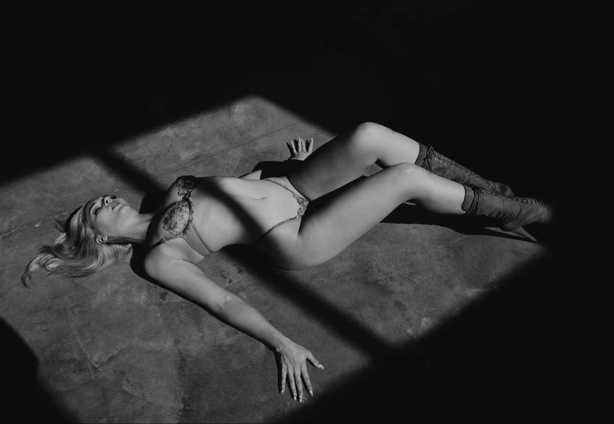 sensualcaptured's tweet photo. Love a good window light to play with!! Right photographers? https://t.co/fpvS07Ufc4